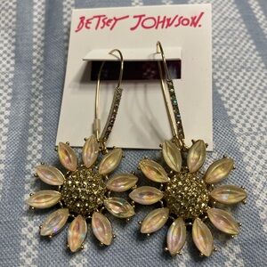NWT Betsey Johnson floral drop earrings.